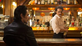 Von Kopf bis Fuß auf Dollars eingestellt