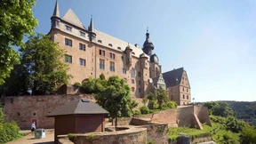 Studentin übersteht Sturz aus neun Metern Höhe