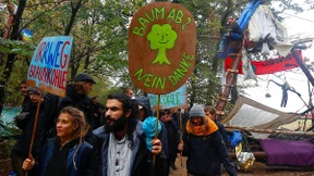 Tausende demonstrieren im Hambacher Forst