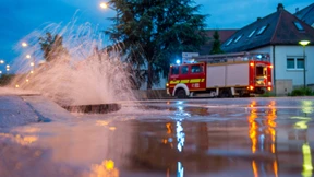 Wolkenbrüche fluten Keller und behindern Flugverkehr