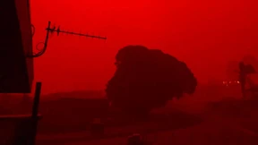 Tausende retten sich im Flammen-Inferno an die Strände