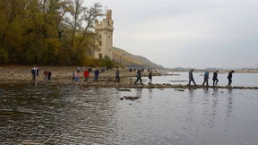Al-Wazir: Rhein mancherorts ausbaggern und Untiefen beseitigen