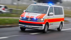 Junger Mann mit Stichen schwer verletzt