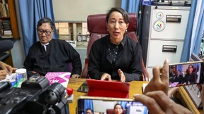 Aung San Suu Kyi erscheint vor Gericht und spricht zum Volk