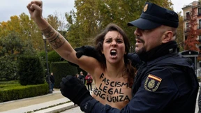 Femen-Aktivistinnen stören Aufmarsch von spanischen Rechtsextremen