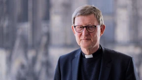 Ein Pfarrer legt sich mit Kardinal Woelki an