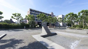 Durch eine Passage zum Vorplatz