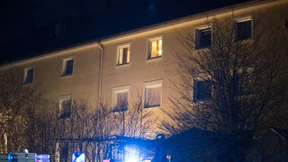 Mann wirft drei Kinder aus dem Fenster