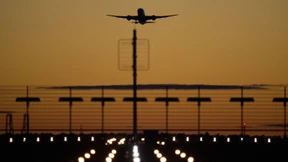 Mann funkt Flugzeugpiloten an und gibt gefährliche Anweisungen