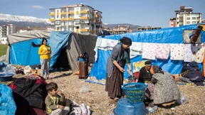 Roter Halbmond verkauft Zelte für Erdbebenopfer an Hilfsorganisation