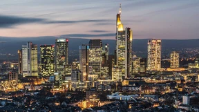 Was für Geschäfte möchte Merkel da nach Frankfurt holen?