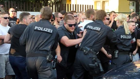 Mob wirft Steine auf Flüchtlingsheim