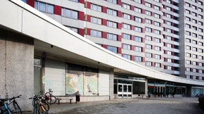 Portier im Plattenbau