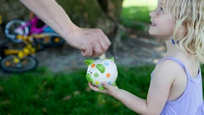 Mehrheit schaut zufrieden aufs Bankkonto