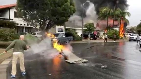 Flugzeug fliegt in Wohnhaus