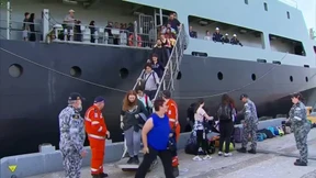 Kriegsschiffe bringen Fliehende in Sicherheit