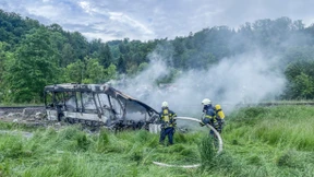 Zug kollidiert nahe Ulm mit Bus – mehrere Verletzte