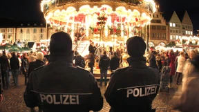 Feiern, wenn auch unter Aufsicht