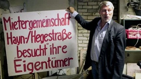 Hausbesetzer mit grauen Haaren