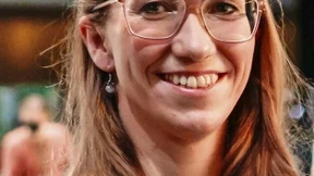 Bisher im Hintergrund