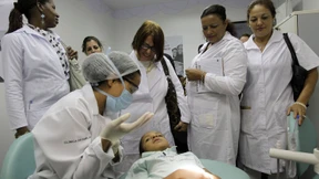 Wem hilft die „Armee der weißen Kittel“?