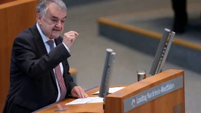 NRW Innenminister Reul: Polizisten sollten NS-Gedenkstätten besuchen