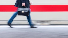 Händeschütteln. Kopfschütteln, aus dem Ärmel