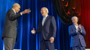 Biden lässt sich von Obama und Clinton feiern