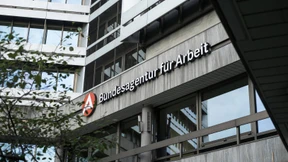 Arbeitsagentur legt Stellenabbau auf Eis 