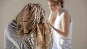 Astronauten im Mondkrater