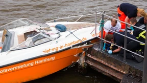 Männer krachen mit Schnellboot gegen Ponton