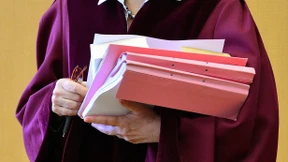 Im Mutterschutz darf Richterin nicht verhandeln