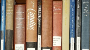 Überall Schilder mit Warnungen