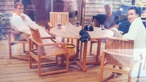 Foto zeigt Ex-Prinz Andrew und Ex-Botschafter Mandelson im Bademantel mit Epstein