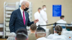 Biden besucht Corona-Impfzentrum