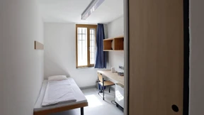 Mit Fitnessraum, Basketball-Feld und Gittern