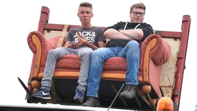 Feuerwehr rettet abstürzendes Sofa