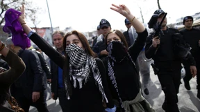 Türkische Polizei löst Frauen-Demonstration mit Gummigeschossen auf