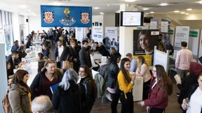 Jugendliche gehen lieber weiter zur Schule als in die Lehre