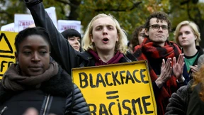 Pegida-Anführer als Zwarte Piet verkleidet