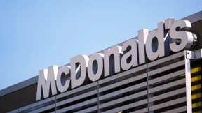 Kind trinkt verdächtige Flüssigkeit in Schnellrestaurant