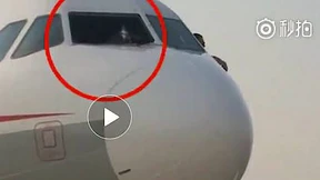 Flugzeug muss wegen kaputter Cockpit-Scheibe landen