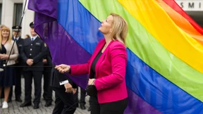 Innenministerin Faeser hisst LGBTQ-Zeichen für Toleranz