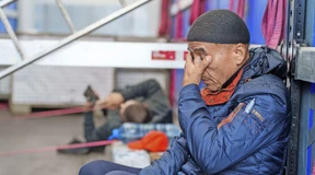 Über den Tisch gezogen