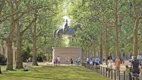 Nicht einmal das Denkmal für die Königin ist fertig