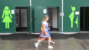 Unbekannter soll Frau auf Toilette vergewaltigt haben