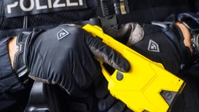 Auch NRW testet Taser im Polizeieinsatz