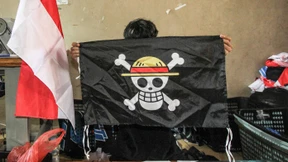 Die Jungen rebellieren unter der Piratenflagge