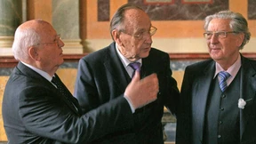 Mit erhobenem Zeigefinger