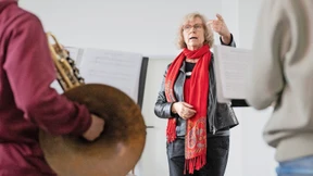 Trompeterin lehrt Teamarbeit